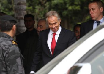 توني بلير يزور بلاطة البلد